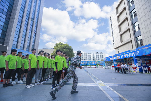 沙場(chǎng)秋點(diǎn)兵，口號(hào)震天響